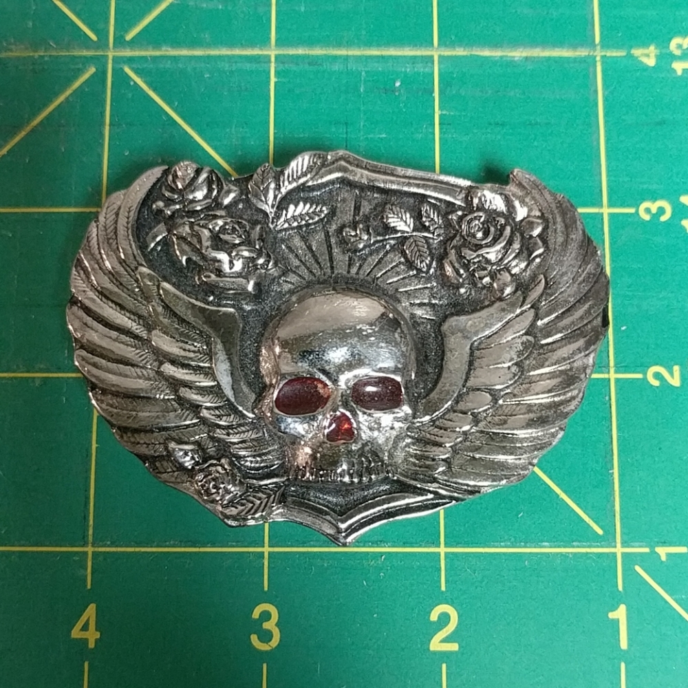 Men's skull and wings belt buckle